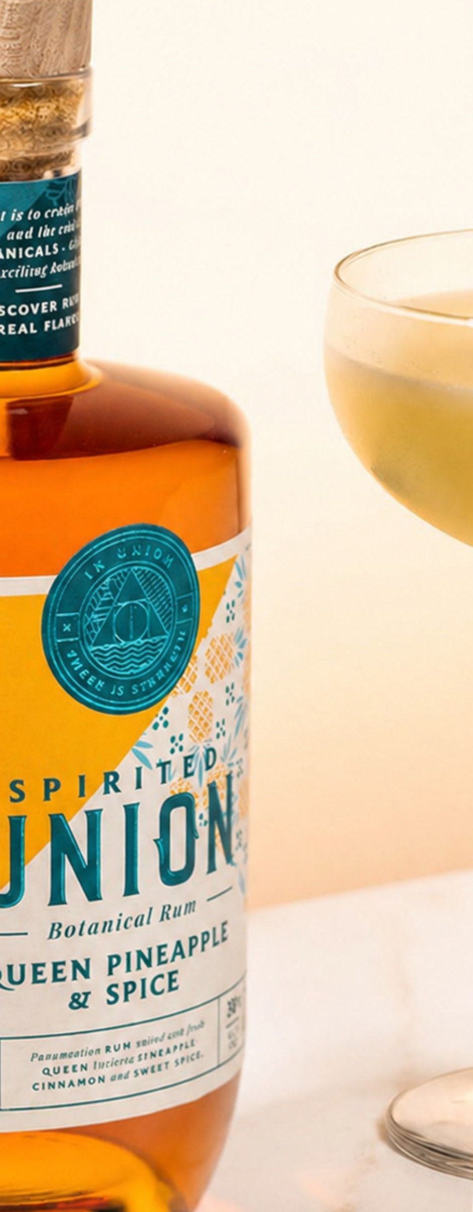 Pineapple Daiquiri in coupeglas naast een fles Spirited Union Queen Pineapple & Spice