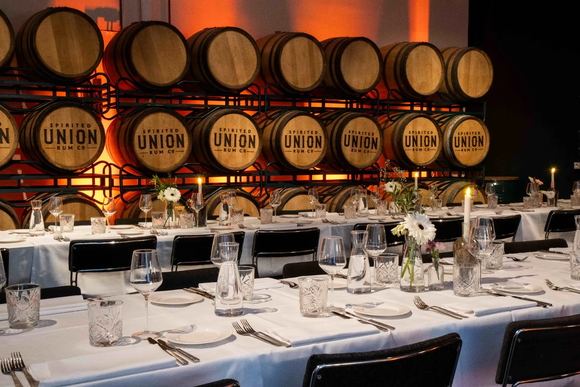 Gedekte dinertafel voor een groepsdiner in de distilleerderij