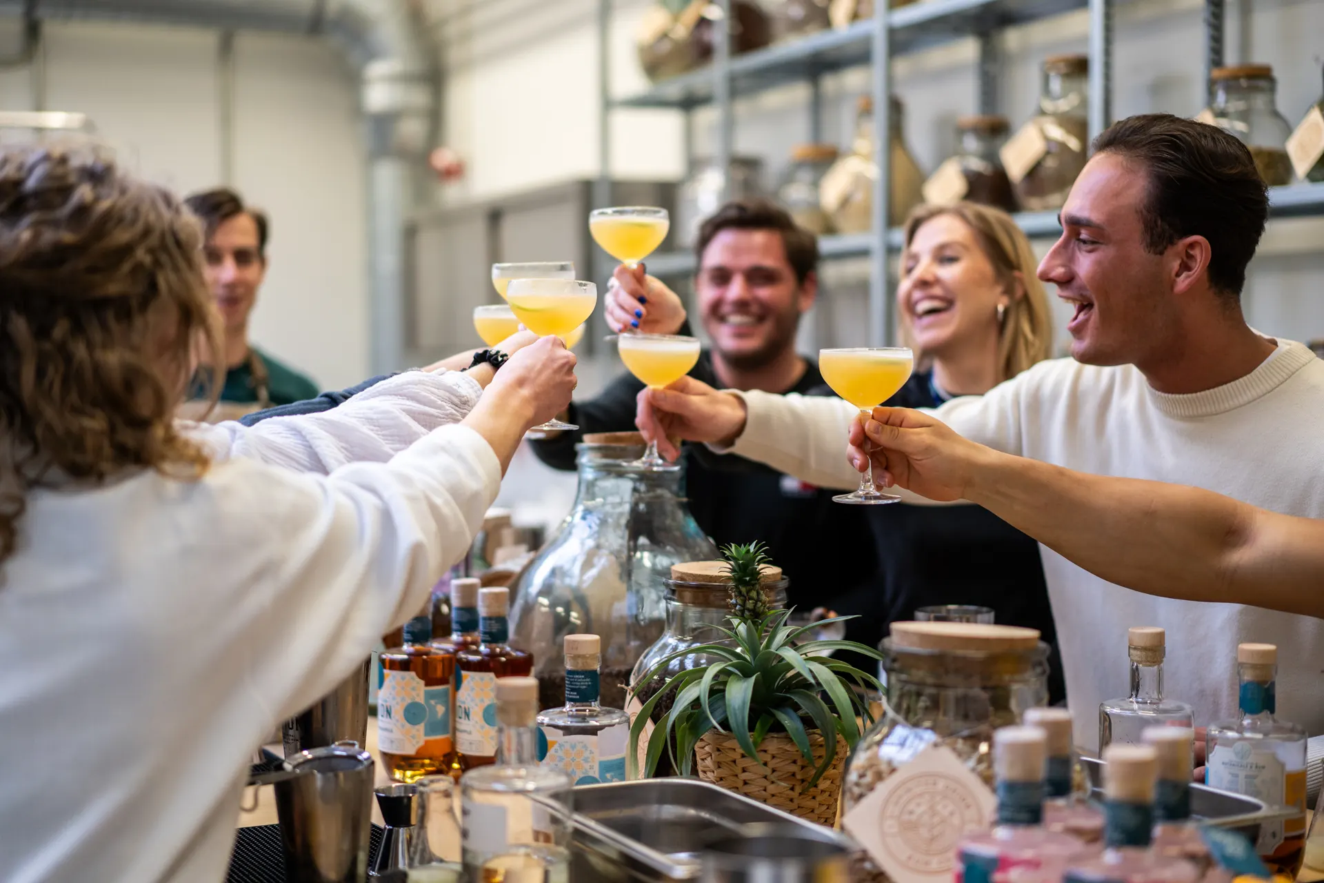 Gasten proosten met cocktails tijdens een event